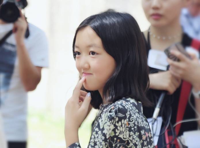 李嫣巴黎时装周走秀 气场十足像王菲