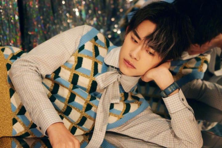 十七岁第一天的美颜暴击,易烊千玺登《芭莎男士》闭年刊封面