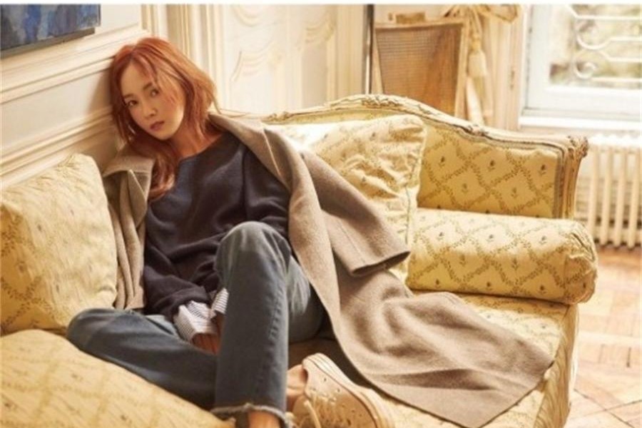 郑秀妍10star画报公开接受专访称对过去的选择从未后悔