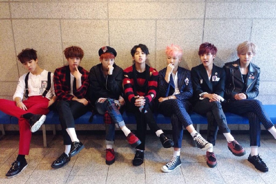 防弹少年团日本巨蛋举办演唱会,吸引八万名粉丝来到现场