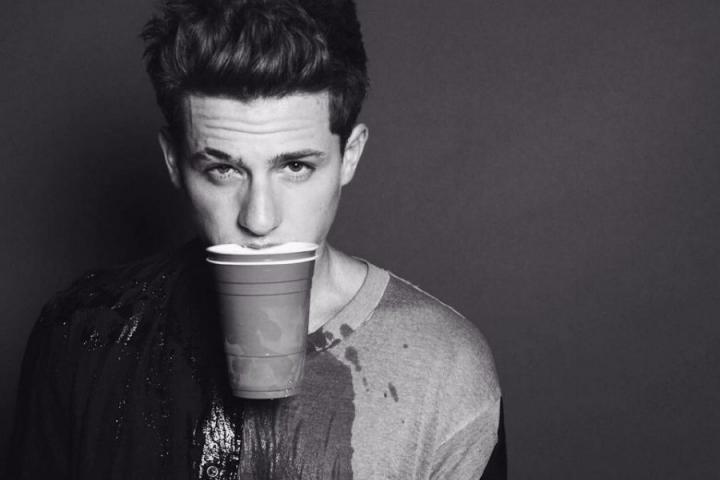 粉丝们大呼不接受断眉节目透露自己不是单身处于恋爱中