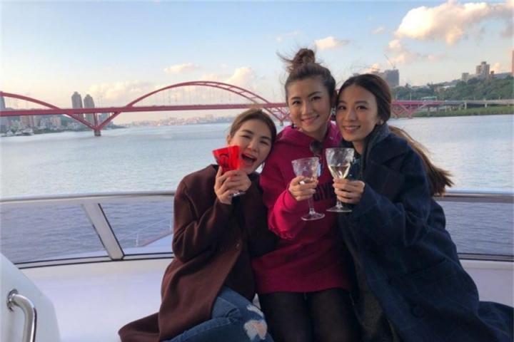 友情万岁，SHE三姐妹同框合影为Selina庆生
