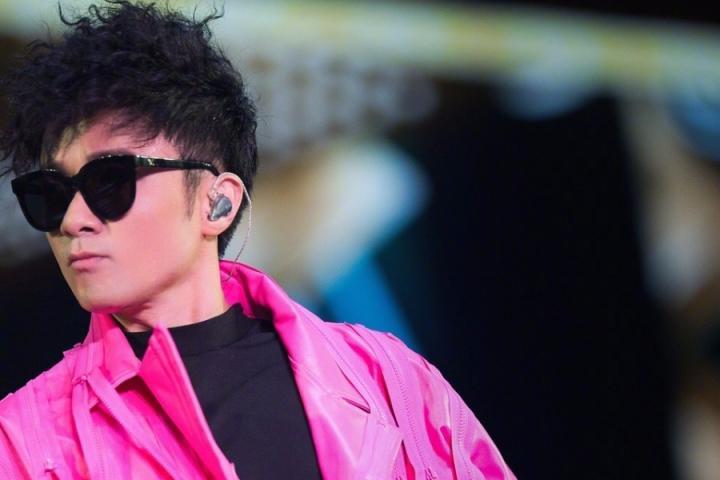 古巨基亮相tvb《欢乐今宵》50年庆典,唱跳俱佳嗨翻全场