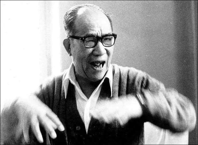 曾被迫害到血肉模糊的相声大师侯宝林已在人们心中活了百年