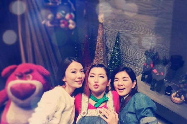 she合体卖萌过圣诞,16年姐妹情比金坚